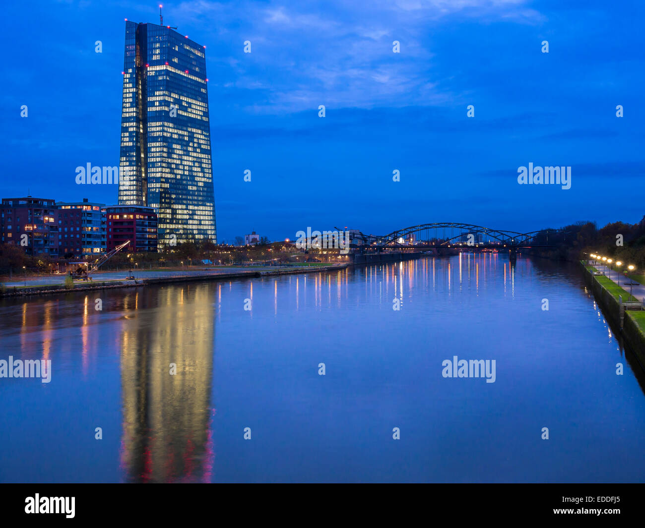 Germania, Francoforte, fiume Main con torre della BCE e il nuovo campus Foto Stock