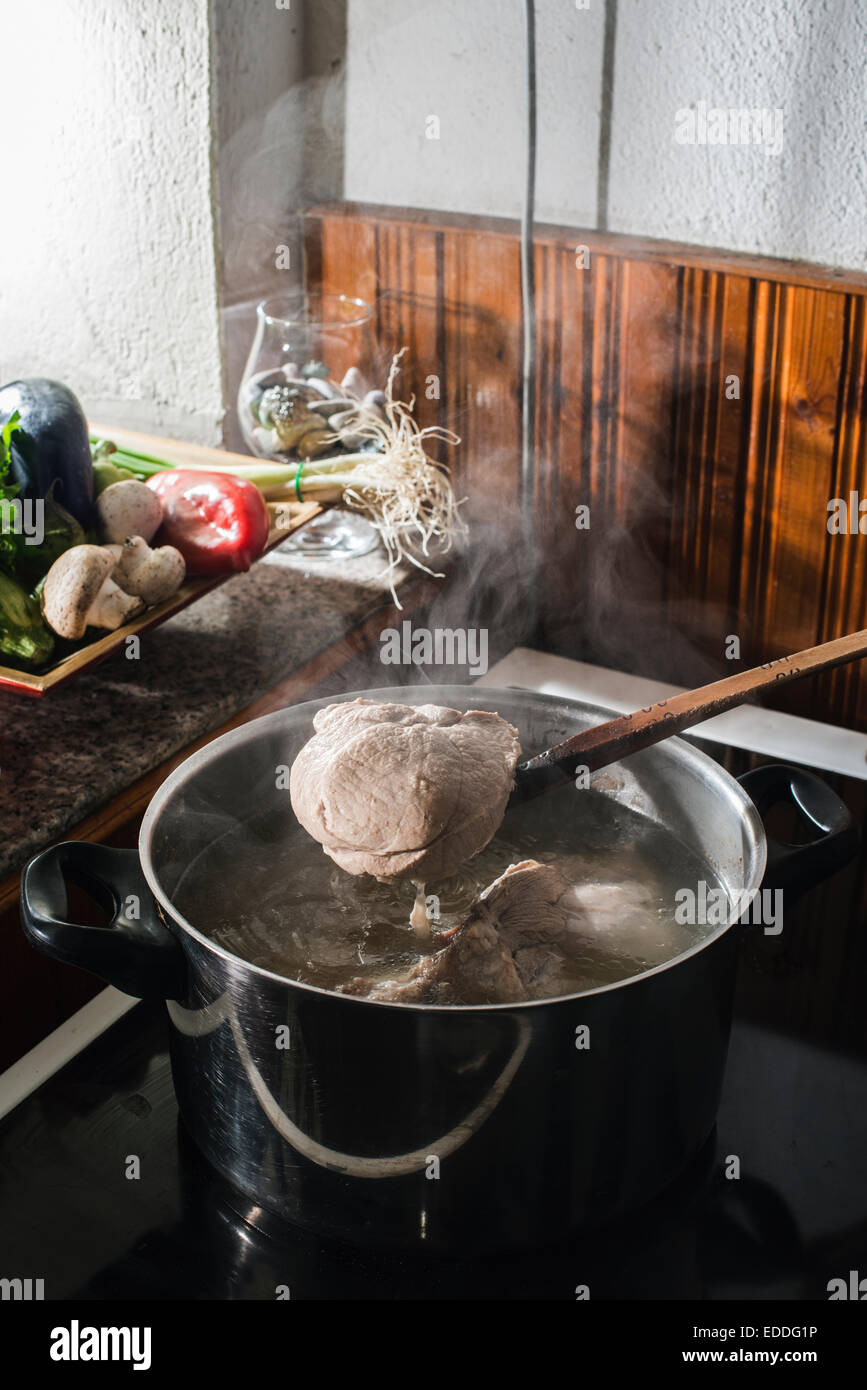 La carne nel recipiente di cottura Foto Stock