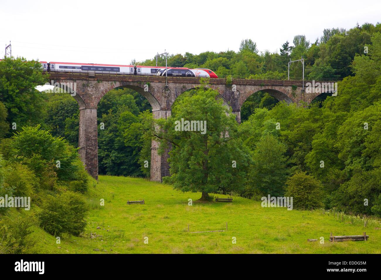 Classe 390 Pendolino vergine il treno che passa al di sopra del Hugh falesia viadotto vicino a Penrith, Cumbria, Linea principale della Costa Occidentale, Inghilterra, Regno Unito. Foto Stock