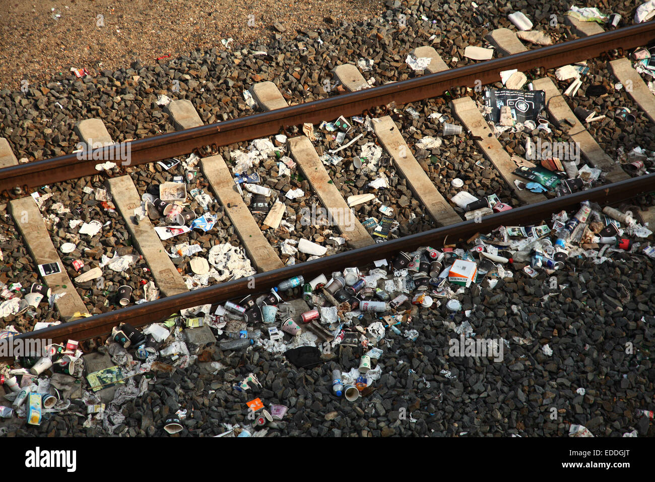 Schmutz und Dreck liegen auf stillgelegten S-Bahngleisen am Ostkreuz in Berlin im Bezirk Friedrichshain, aufgenommen am 03.04.2014. Viele Reisende, die mit der S-Bahn hier ankommen, werfen un dieser Stelle Abfall von einer Fußgängerbrücke auf die Gleise. Unter den Reisenden sind viele junge Touristen, die hier in der Gegend in ostelli Wohnen und vor allem kommen, um zu Feiern. Foto: Wolfram Steinberg/dpa Foto Stock