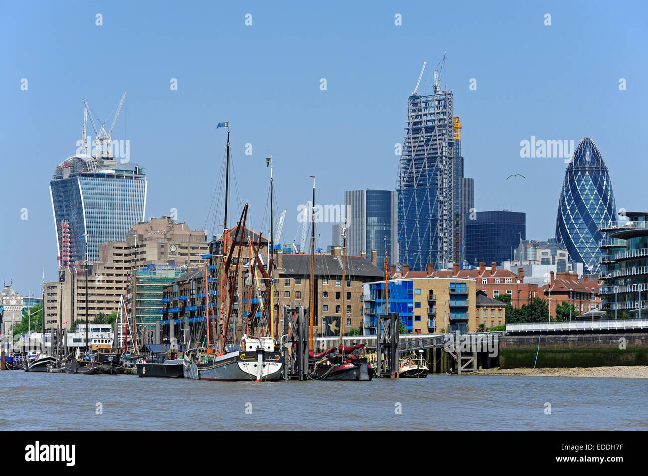 UK, Londra, Città di Londra, storico le navi a vela sul Fiume Tamigi, sul retro del distretto finanziario Foto Stock