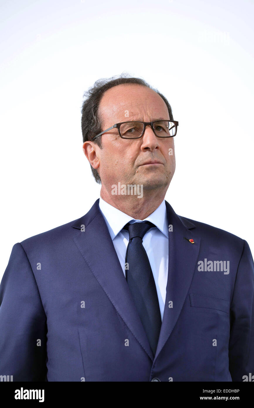 François Hollande qui per vedere una tappa del Tour de France bicycle race tra Reims e Arras su 2014/07/10 Foto Stock