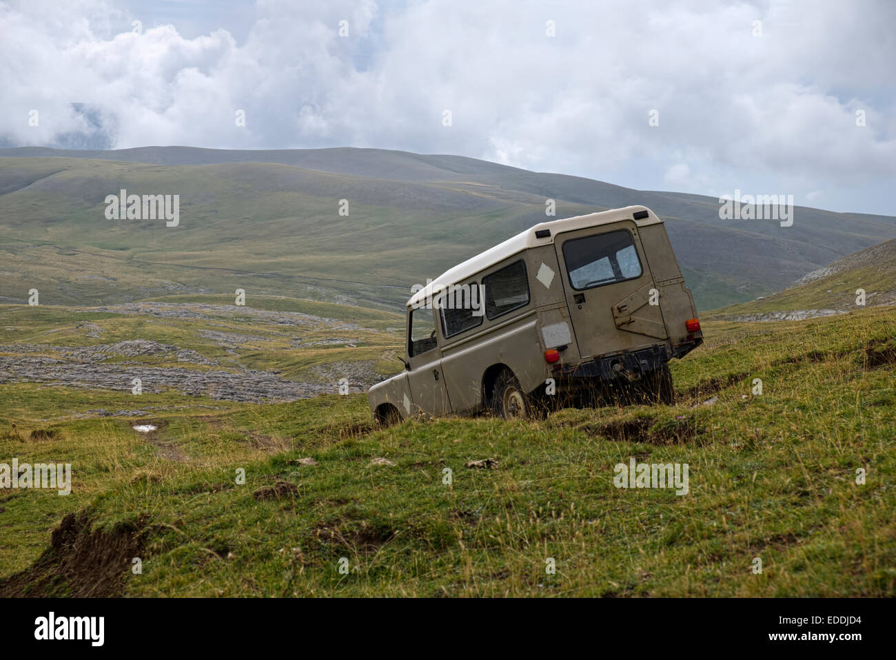 Sapin, Aragona, Pirenei, Parco Nazionale di Ordesa y Monte Perdido, veicolo fuoristrada nei pressi di Canonico de Anisclo Foto Stock