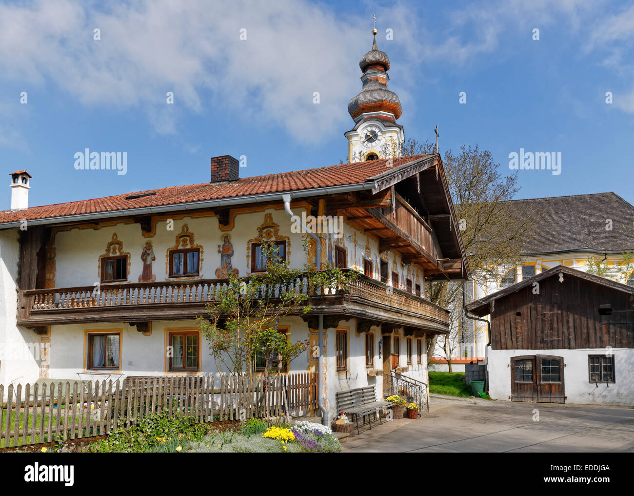In Germania, in Baviera, Berbling, chiesa e casa colonica con pittura murale Foto Stock
