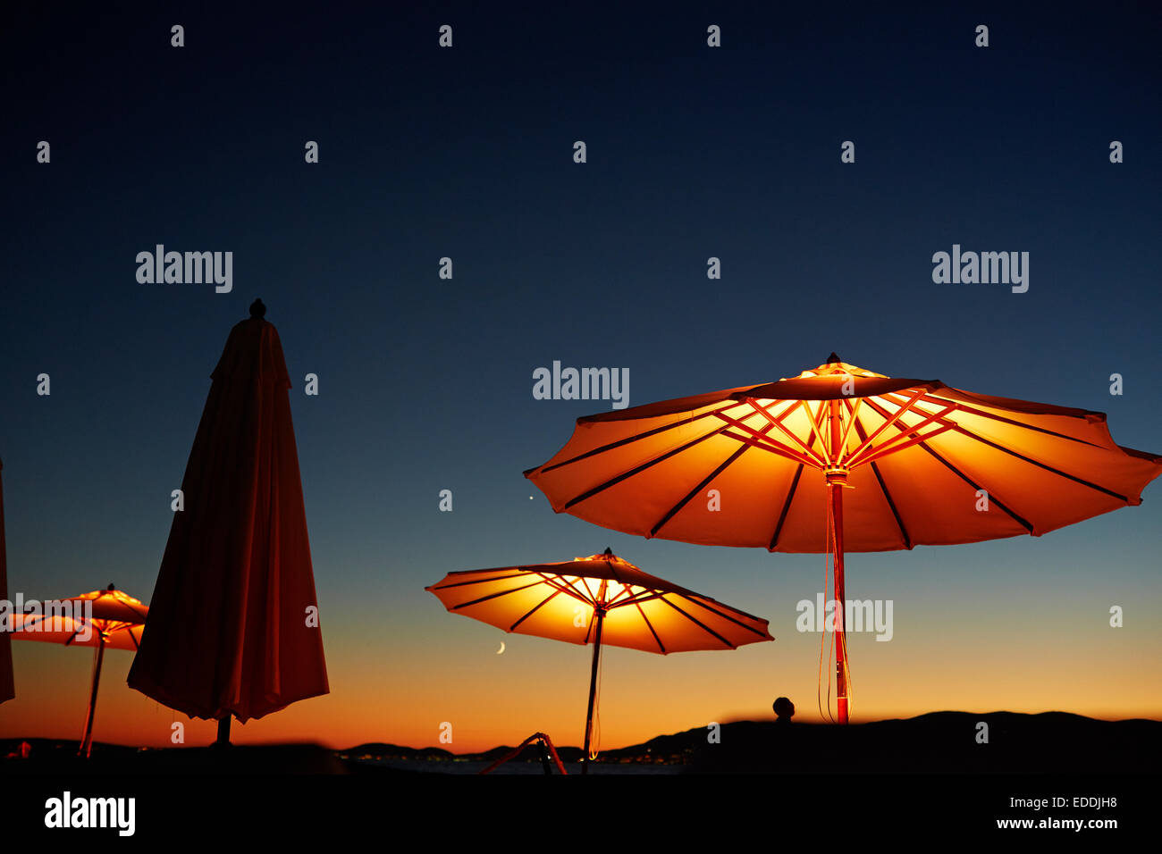 Isole Baleari Spagna, Mallorca, lightes ombrelloni al tramonto Foto Stock
