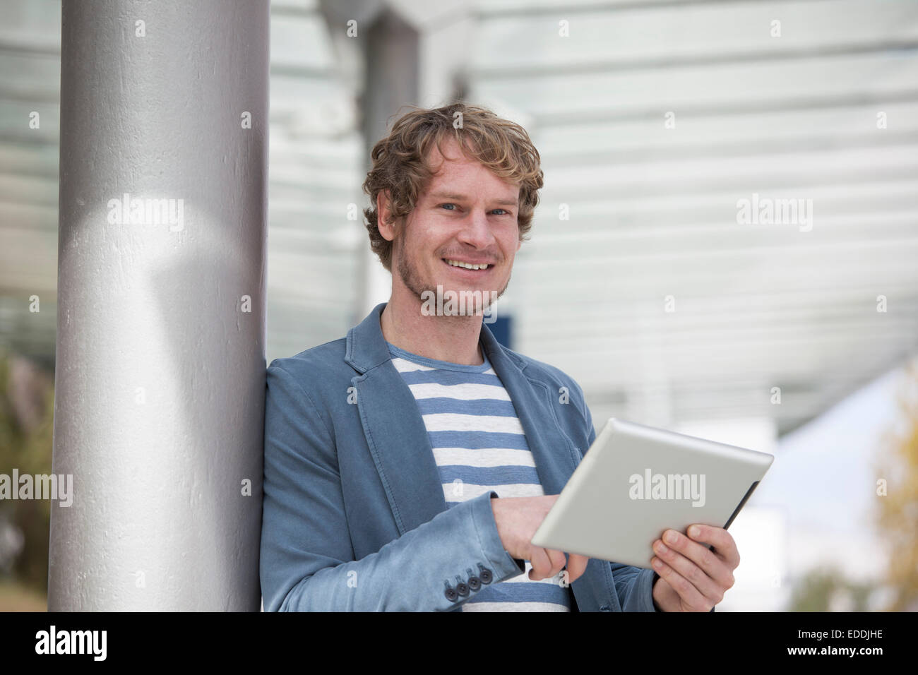 Ritratto di uomo sorridente con tavoletta digitale Foto Stock