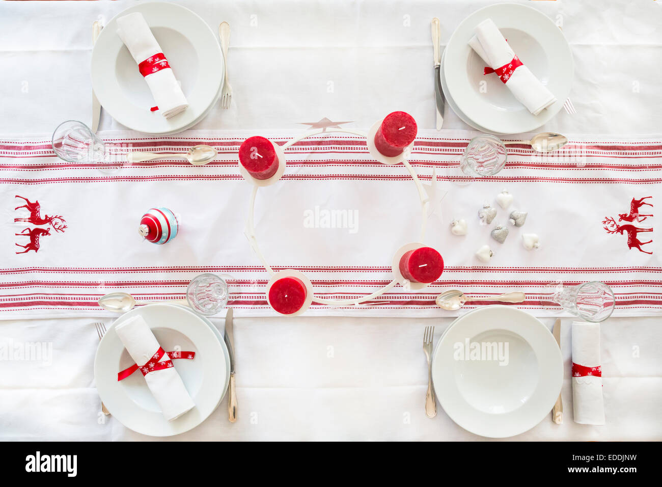 Rosso-bianco tavola apparecchiata nel tempo di Natale Foto Stock