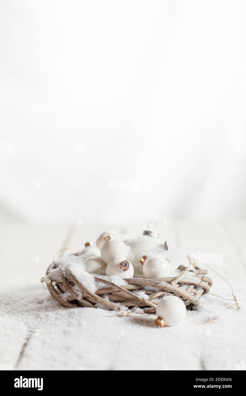 Ghirlanda con White Christmas baubles, star e neve artificiale su legno Foto Stock Ghirlanda con White Christmas baubles, star e neve artificiale su legno Foto Stock
