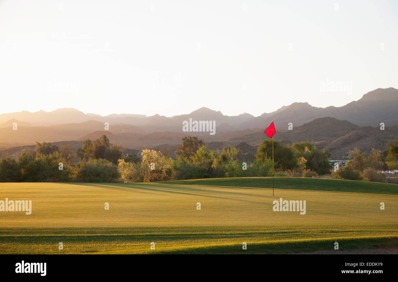 Un campo da golf in Arizona e di una vista sulle montagne. Foto Stock