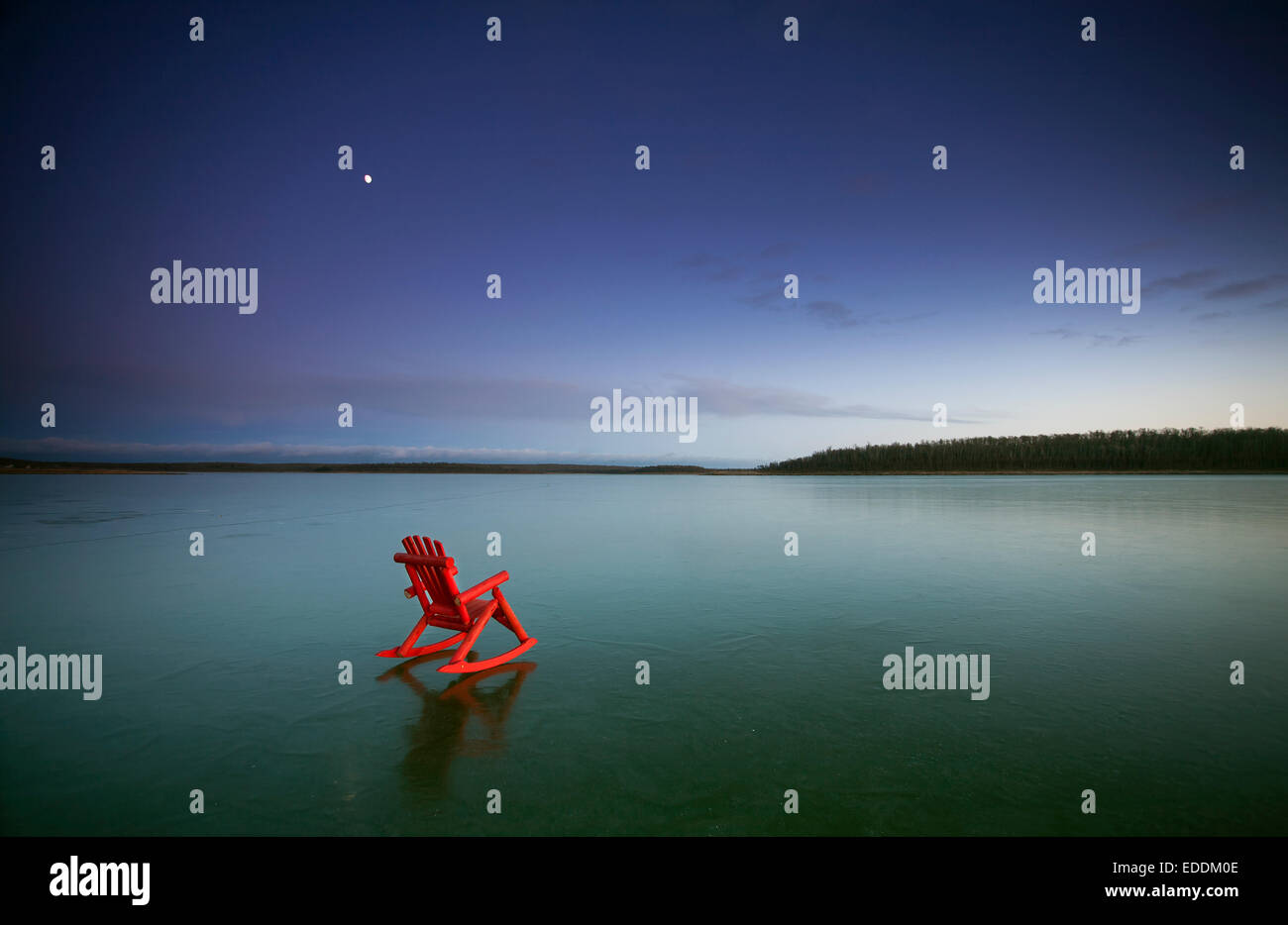 Un piccolo rosso cavallo a dondolo, su un lago ghiacciato. Foto Stock