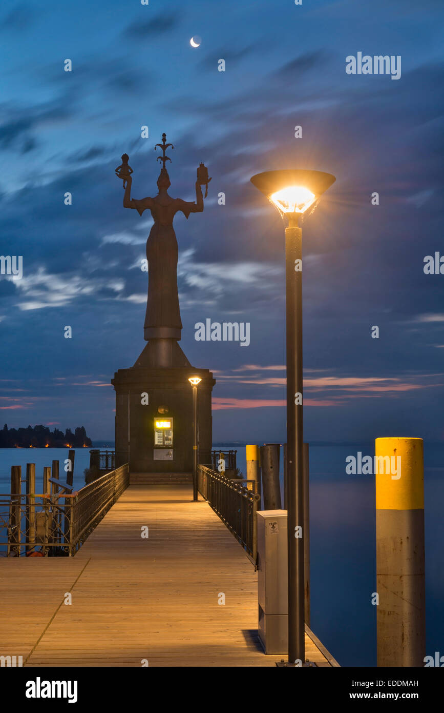 Germania Baden-Wuerttemberg, Lago di Costanza, costanza, Imperia statua a porto all'alba Foto Stock
