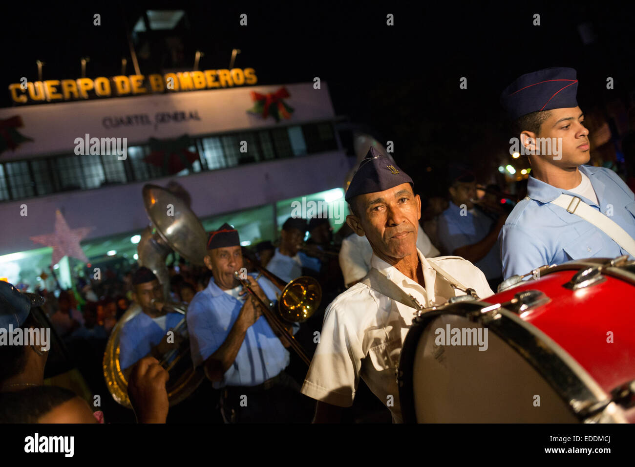 Santo Domingo, Repubblica Dominicana. Gen 5, 2015. I membri del nucleo di Vigili del Fuoco banda musicale di assistere alla sfilata dei Re Magi, alla vigilia dei Saggi il giorno di Santo Domingo, Repubblica Dominicana, a gennaio 5, 2015. I Vigili del Fuoco nucleo del Distretto Nazionale terrà la sua annuale Saggi Parade, iniziando il loro quartier generale attraversando diverse strade e settori della zona coloniale, secondo la stampa locale. Credito: Fran Afonso/Xinhua/Alamy Live News Foto Stock