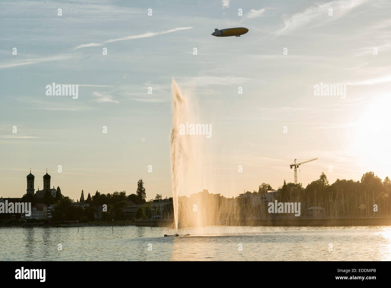 Germania Baden-Wuerttemberg, Lago di Costanza, Friedrichshafen, fontana e zeppelin al tramonto Foto Stock