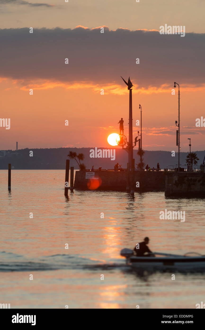 Germania Baden-Wuerttemberg, il lago di Costanza a Meersburg, Porto entrata con scultura pilastro magico al tramonto Foto Stock