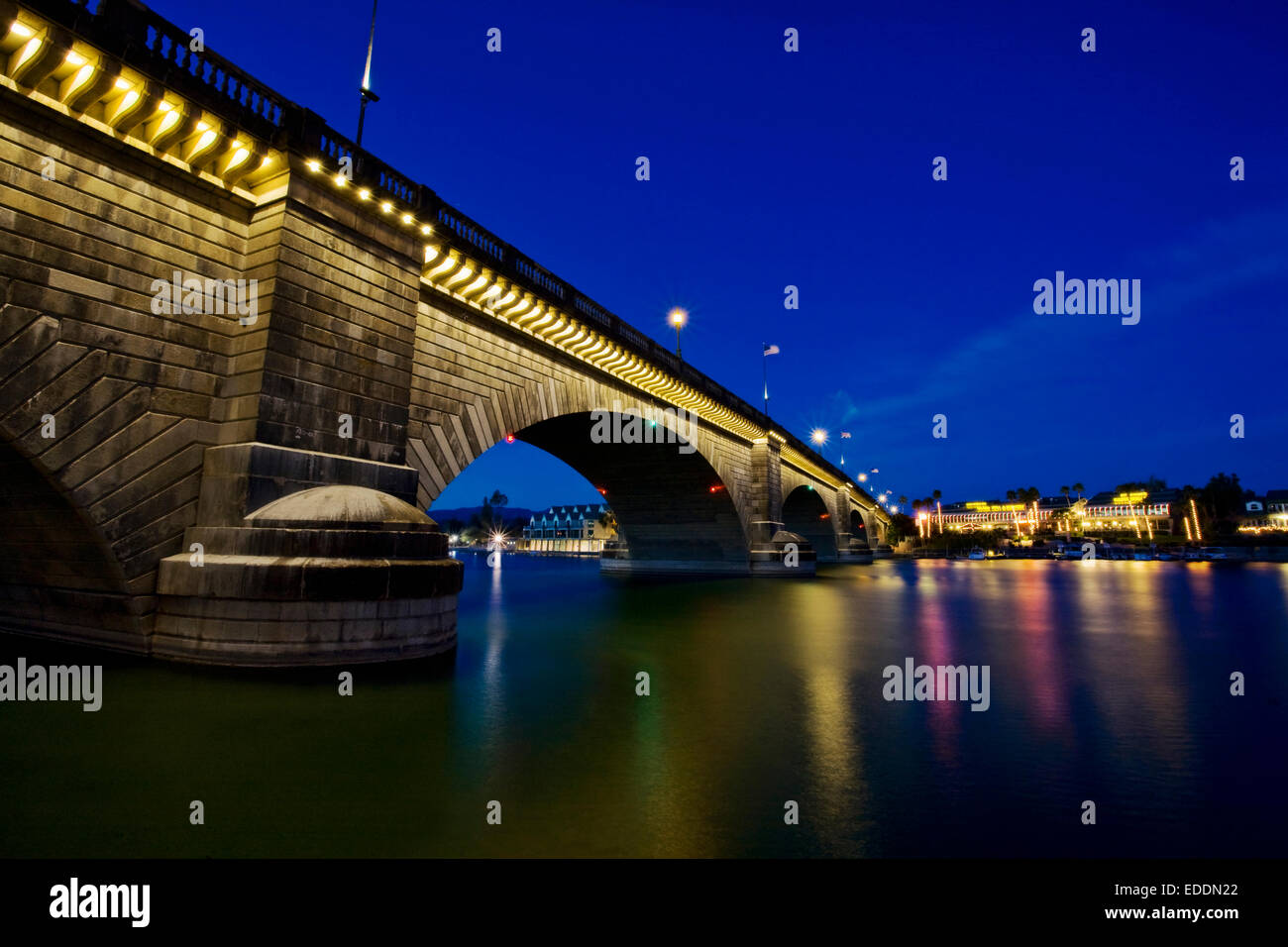 Ponte di Londra di notte, coprendo le acque del lago Havasu. Riflessioni in acque calme. Foto Stock