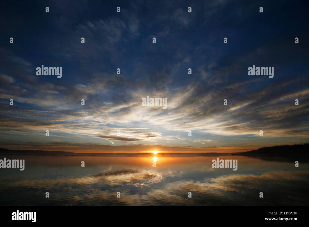 Sole all'orizzonte immagini e fotografie stock ad alta risoluzione - Alamy