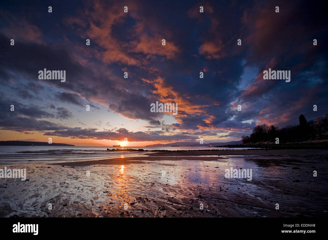 Cielo di tramonto riflesso in un lago, e nuvole nel cielo. Foto Stock