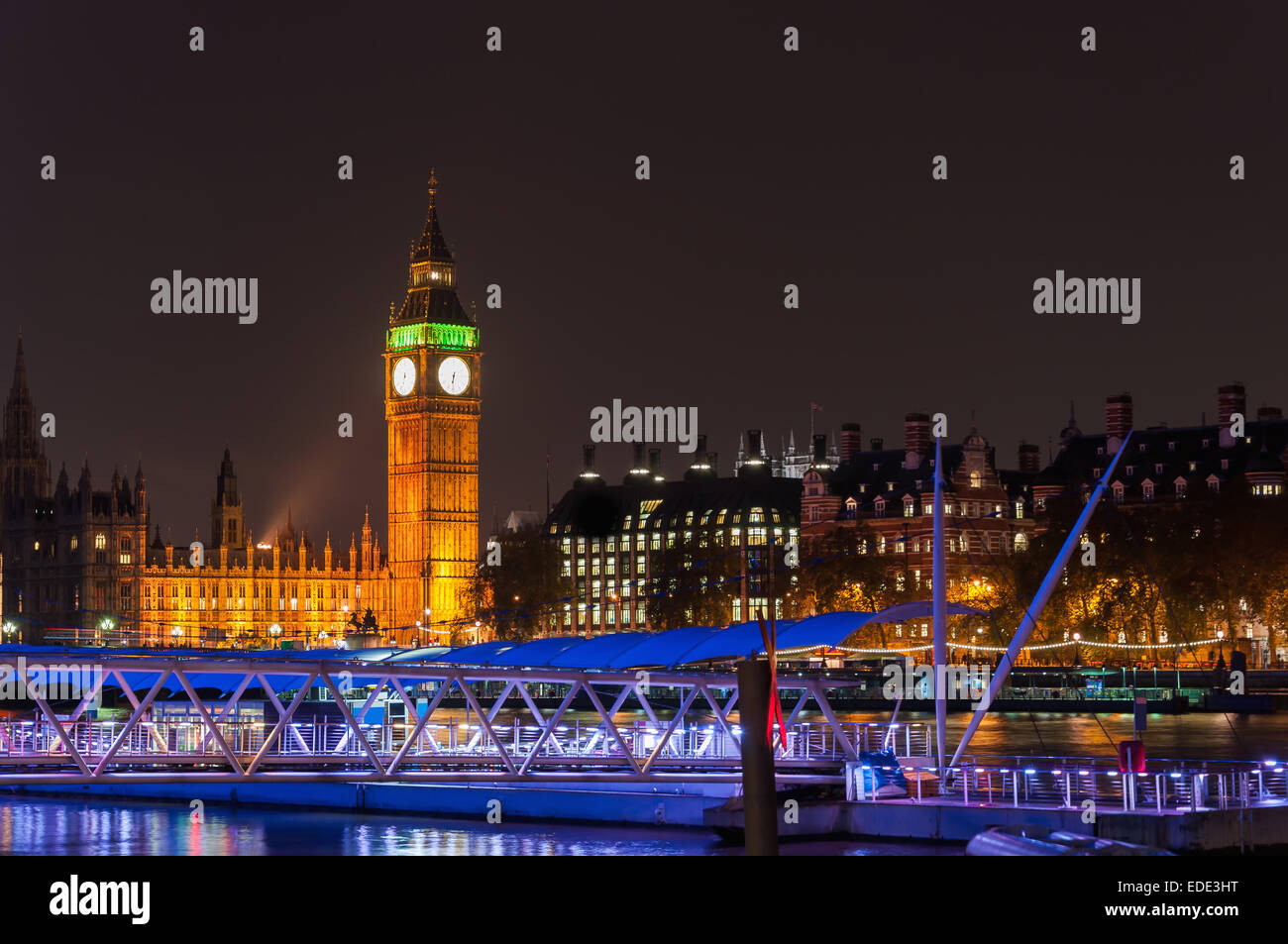 Il Big Ben e il molo sul Fiume Tamigi a Londra di notte Foto Stock