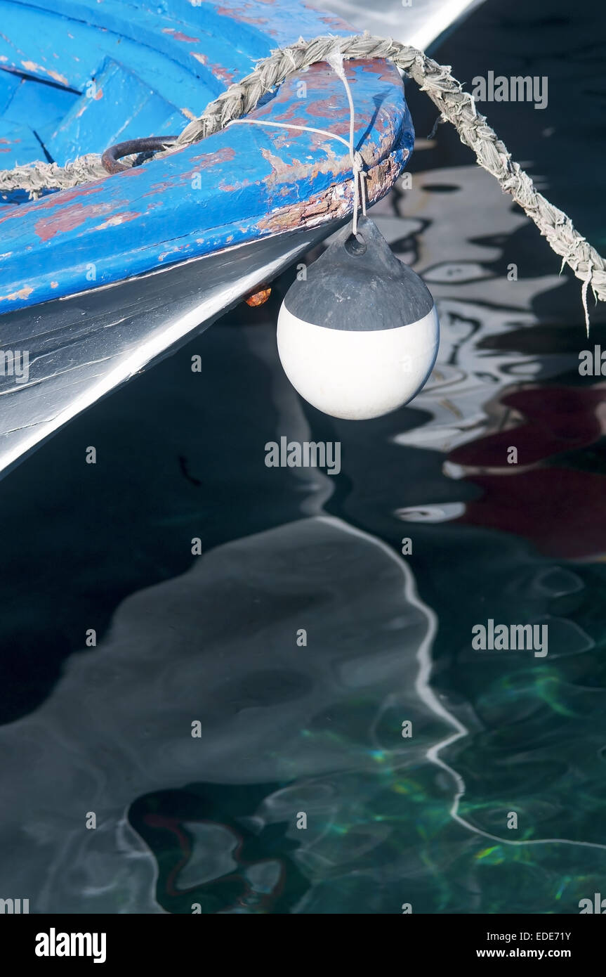 Prua di un legno blu barca da pesca Foto Stock