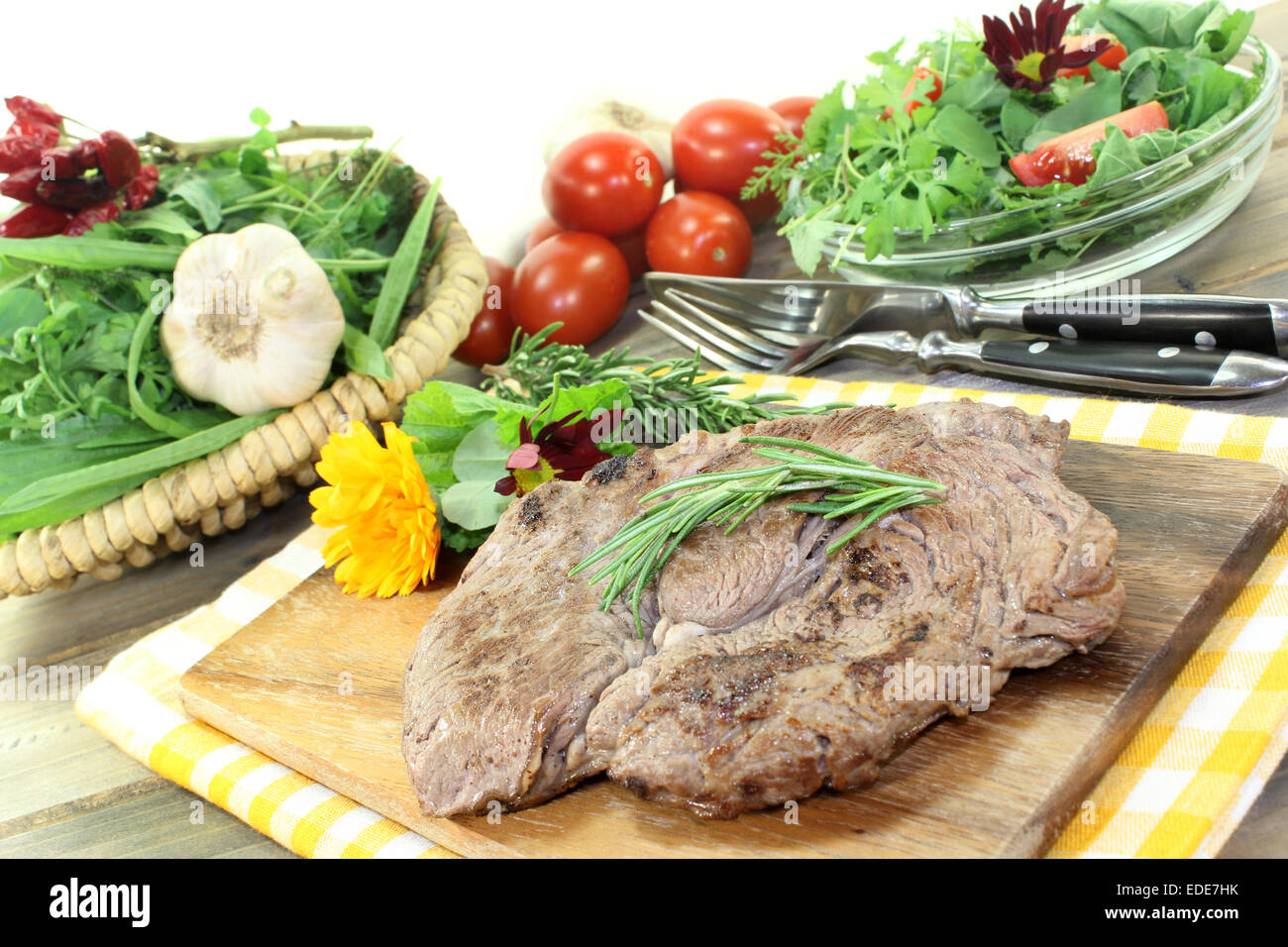 Lombata di manzo con erbe selvatiche insalata e rosmarino Foto Stock