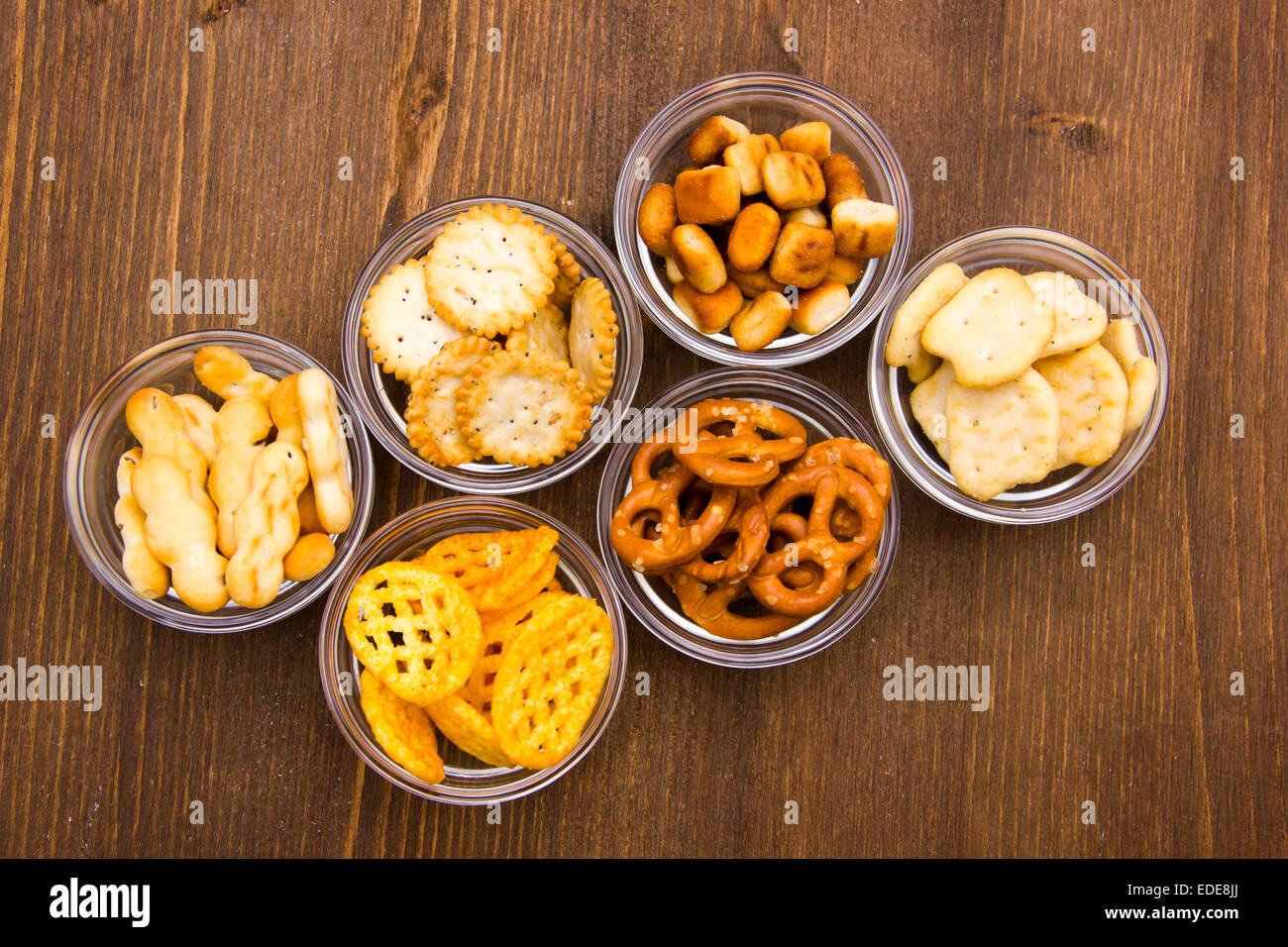 Salatini su ciotole in vetro su un tavolo di legno viste dall'alto Foto Stock