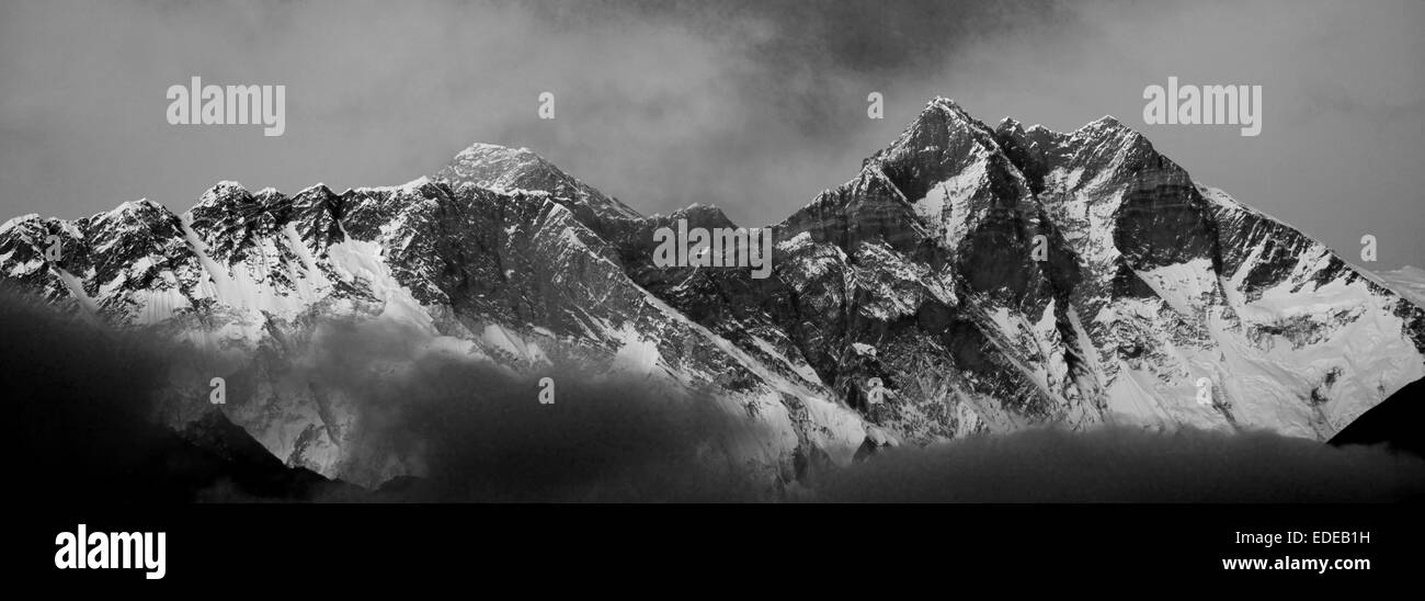 Il tramonto del Snow capped Mount Everest montagna, campo base Everest trek, Himalaya, Sito Patrimonio Mondiale dell'UNESCO, Foto Stock