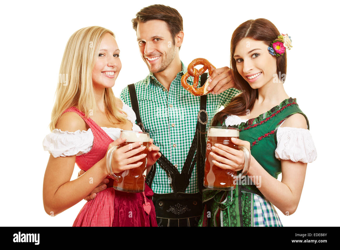 Due donne e uomo con birra e pretzel a Oktoberfest in Baviera Foto Stock