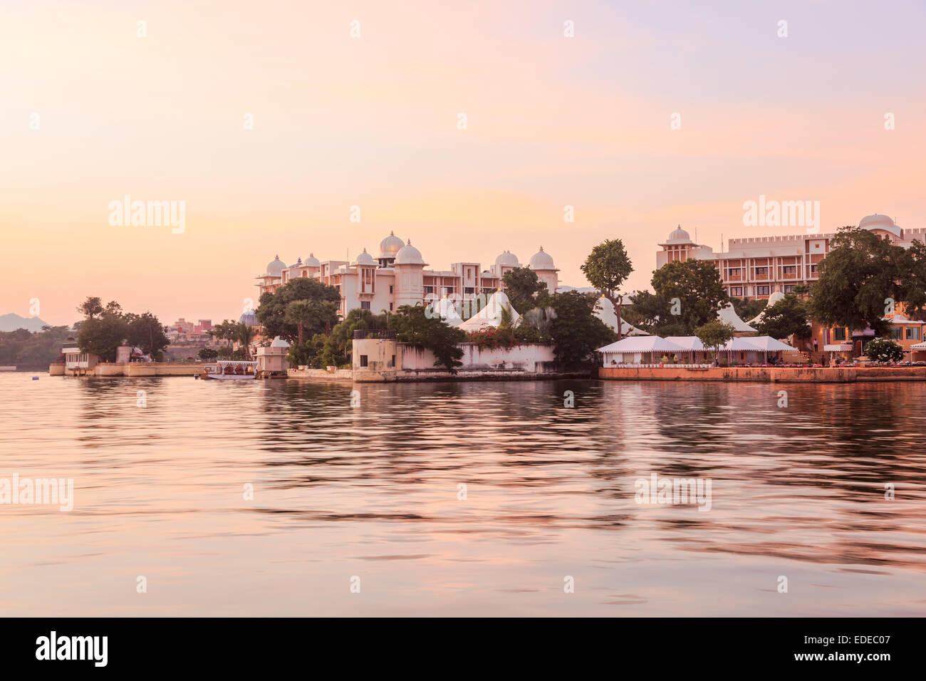 Vista sul lago Pichola in Udaipur, India la sera Foto Stock