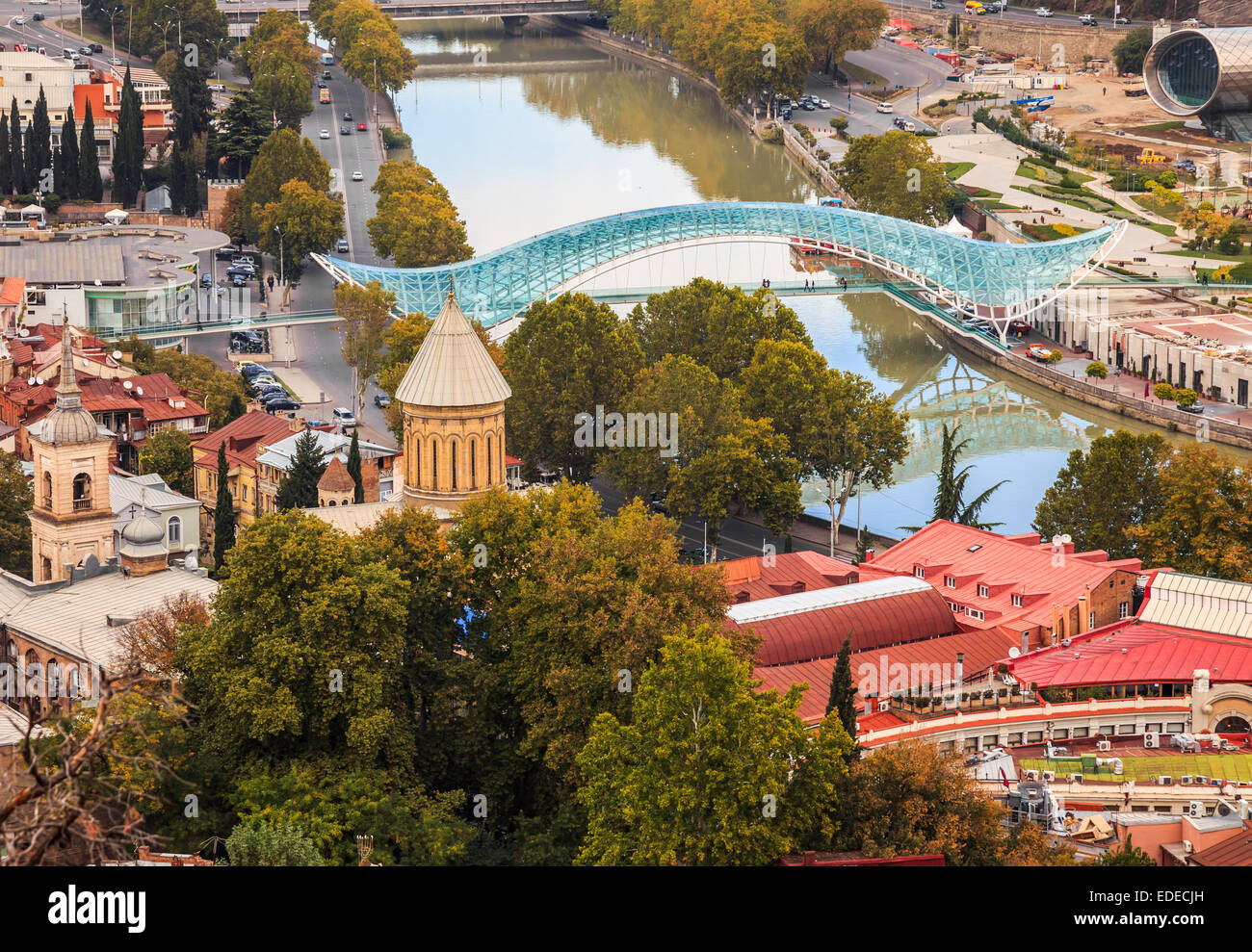 Vista del ponte della pace e la Cattedrale di Tbilisi, Georgia Foto Stock