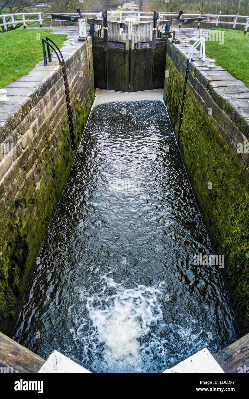 Serratura Hirst, Leeds Liverpool Canal, Saltaire, West Yorkshire, Regno Unito. Foto Stock
