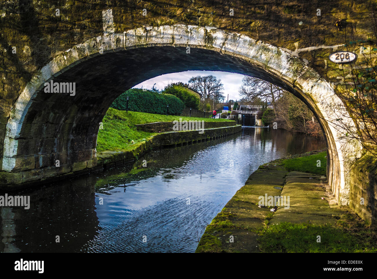 Gap Doweley blocca visto attraverso ponte arch, Leeds Liverpool Canal. Foto Stock