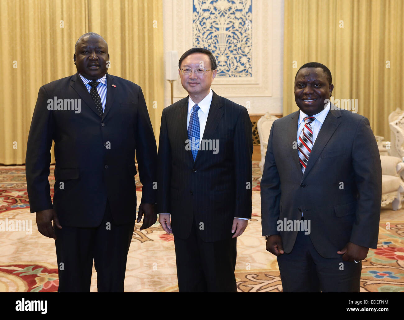 (150106) -- PECHINO, Gennaio 6, 2015 (Xinhua) -- Stato cinese il Consigliere Yang Jiechi (C) soddisfa con il Ministro degli Esteri dello Zambia Harry Kalaba (R) e il ministro di Stato per gli Affari Esteri di Uganda Henry Oryem Okello a Pechino Capitale della Cina, Gennaio 6, 2015. (Xinhua/Pang Xinglei) (dyhqwl) Foto Stock