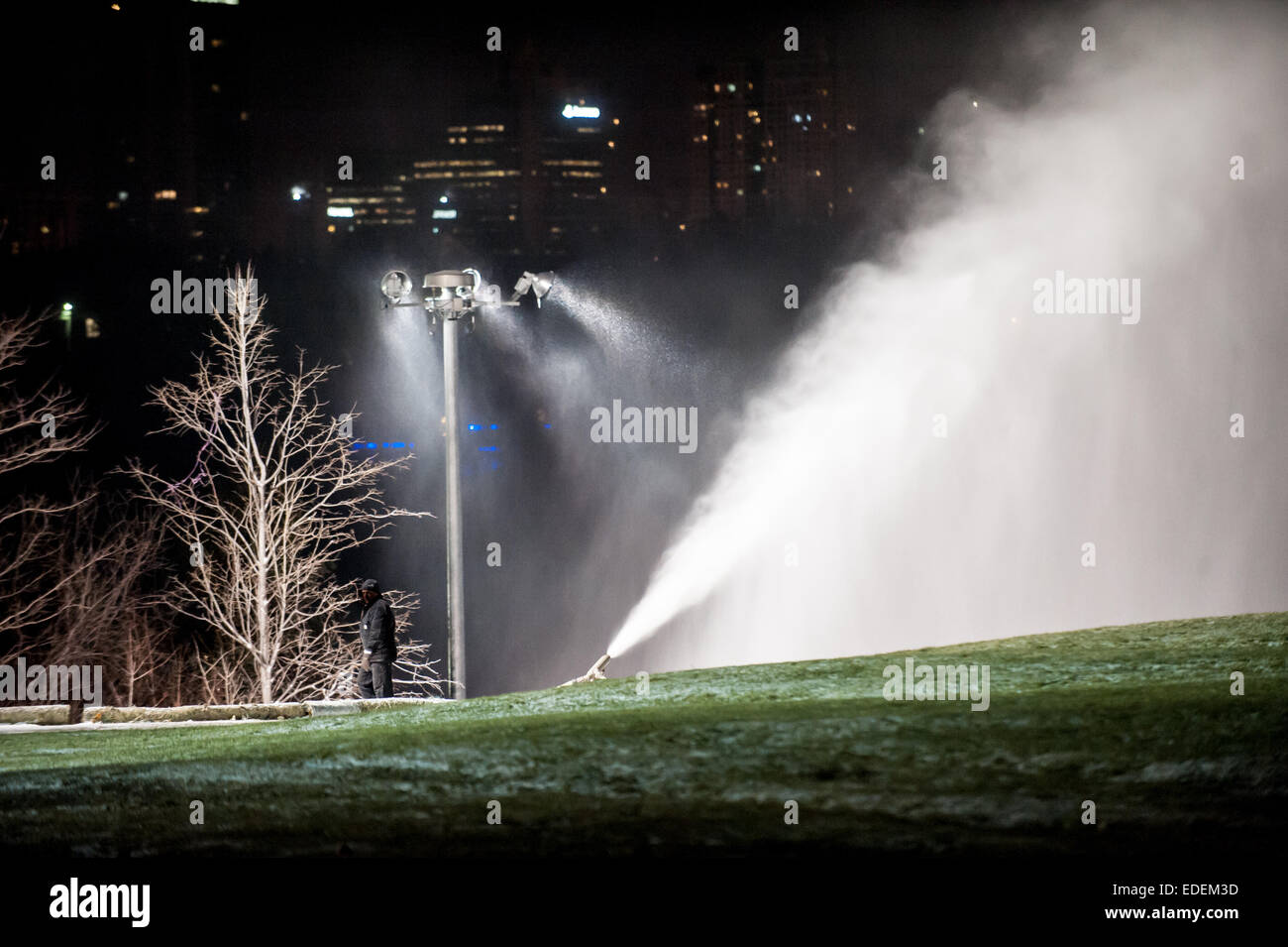 Toronto, Canada. 06 gen, 2015. Innevamento programmato a Earl balle Park, vicino a Bathurst Street e Sheppard Avenue, preparare il down-pendici collinari come temperature tuffo. Credito: Victor Biro/Alamy Live News Foto Stock