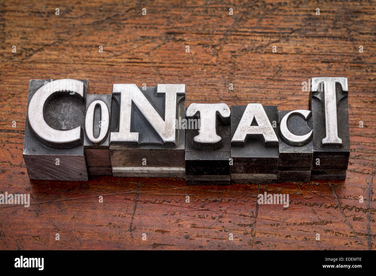 Parola di contatto in un misto di metallo vintage tipo blocchi di stampa su legno di grunge Foto Stock