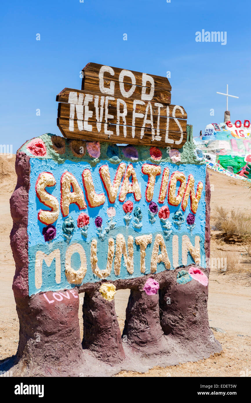 La salvezza di montagna, Leonard cavaliere del grande pezzo di scala dei religiosi arte popolare, Niland, Imperial County, California, Stati Uniti d'America Foto Stock