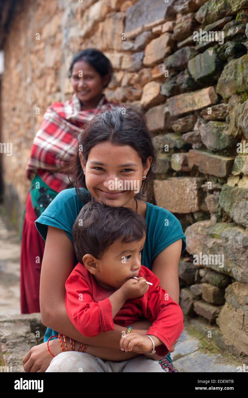 Nepalesi per la madre e il bambino al di fuori della loro casa a Bandipur, Nepal. Foto Stock
