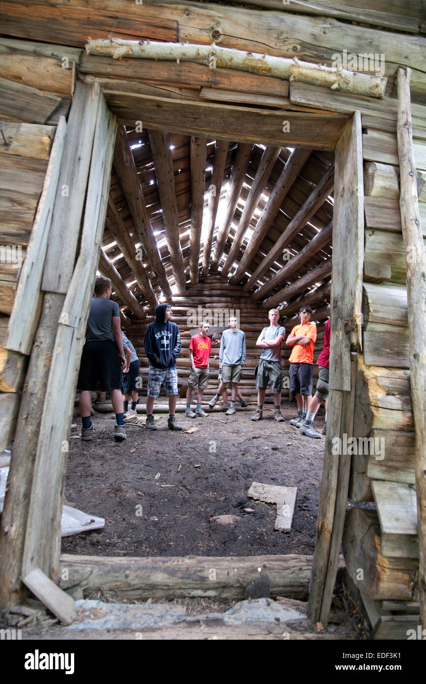 Un gruppo di ragazzi che esplorare le rovine di una vecchia cabina al giorno 5 di loro trek attraverso il tappo Eagle deserto a nord-est di Oregon. Foto Stock