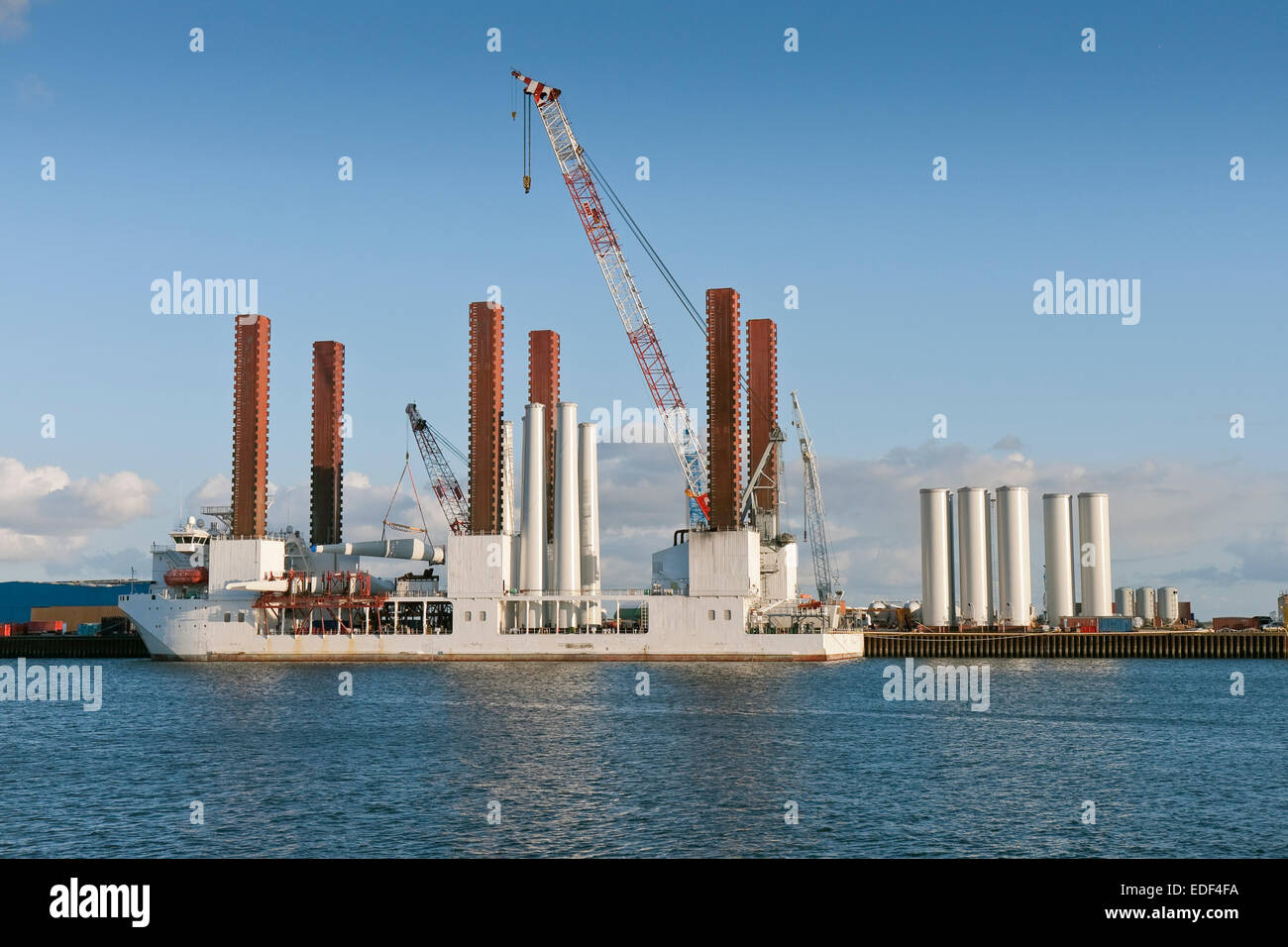 Nave da carico carico di parti di mulino a vento nel porto di Esbjerg, Danimarca Foto Stock