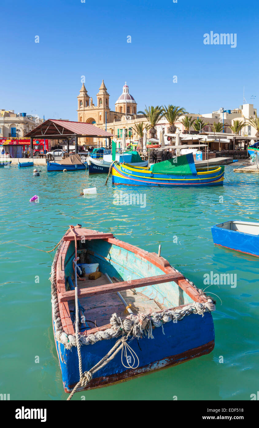 Porto di Marsaxlokk la chiesa di Nostra Signora di Pompei e le tradizionali barche di pescatori di Marsaxlokk Malta EU Europe Foto Stock