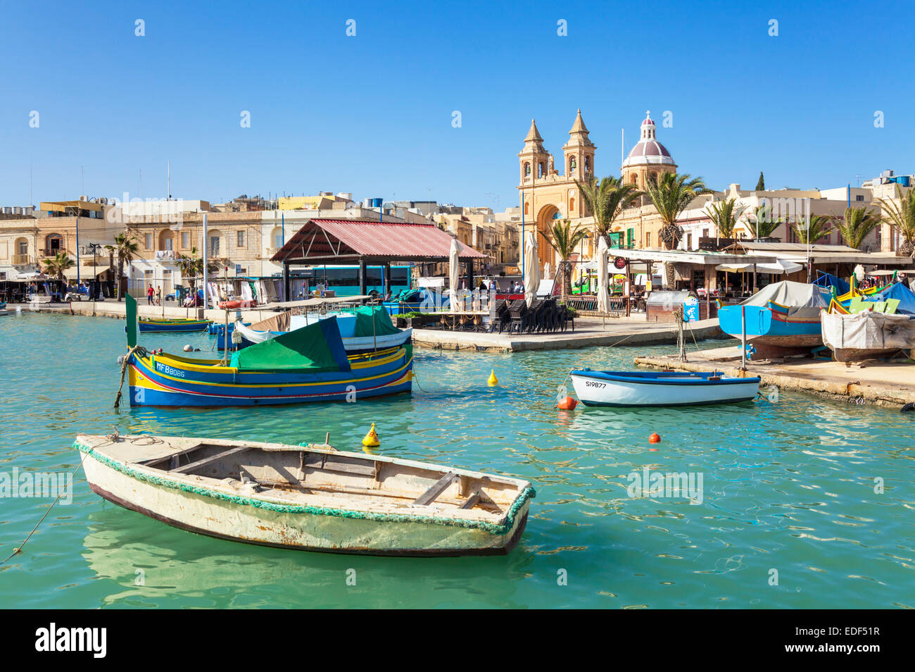 Porto di Marsaxlokk la chiesa di Nostra Signora di Pompei e le tradizionali barche di pescatori di Marsaxlokk Malta EU Europe Foto Stock