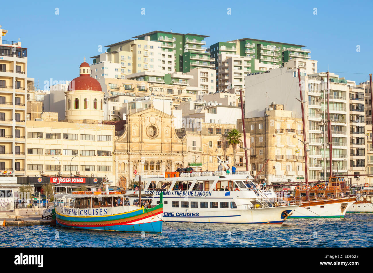 Sliema Watefront e crociera turistica barche Sliema Malta EU Europe Foto Stock