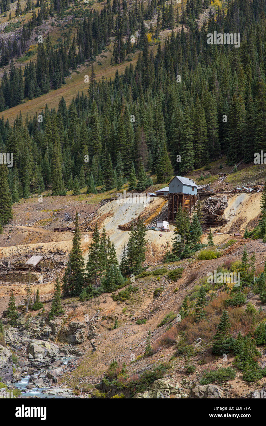 Vecchia miniera abbandonata lungo il Loop Alpine road nelle montagne di San Juan di Colorado Foto Stock