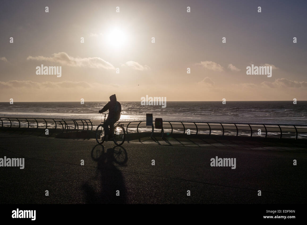 Blackpool, Lancashire, Regno Unito. Il 6 gennaio 2015. Alcuni graziosi tardo pomeriggio di sole in Blackpool ma il vento freddo.Non è così bello come sembra. Credito: gary telford/Alamy Live News Foto Stock
