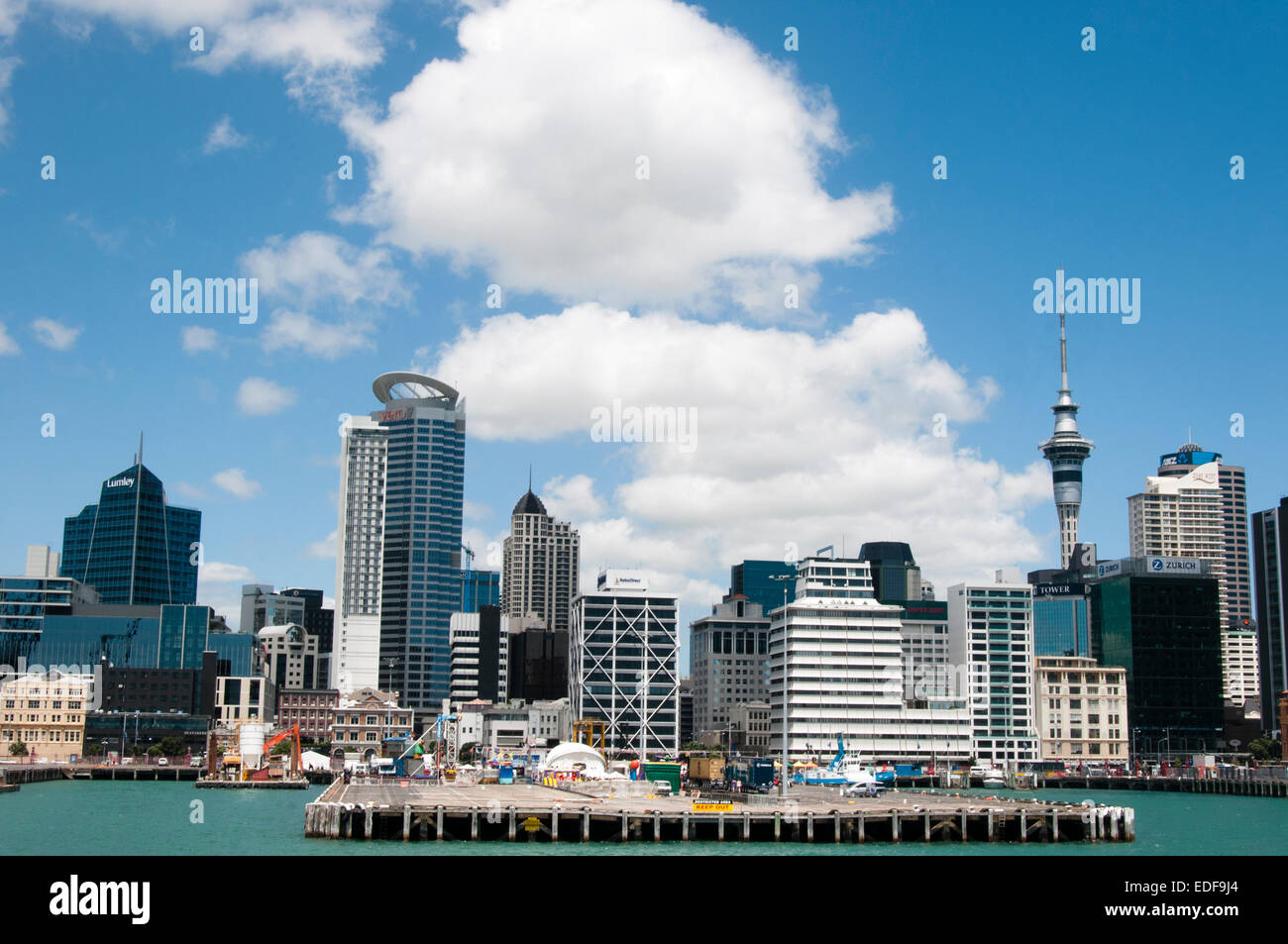 Auckland skyline della città attraverso il porto Waitemata, Nuova Zelanda. Foto Stock