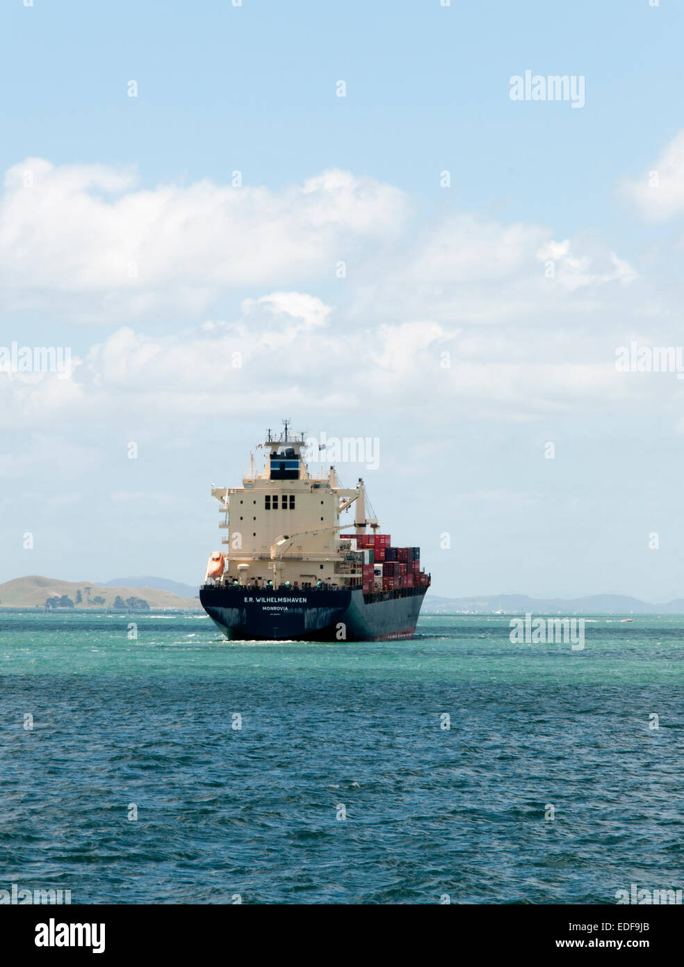 Contenitore nave lascia il porto di Auckland Nuova Zelanda Foto Stock