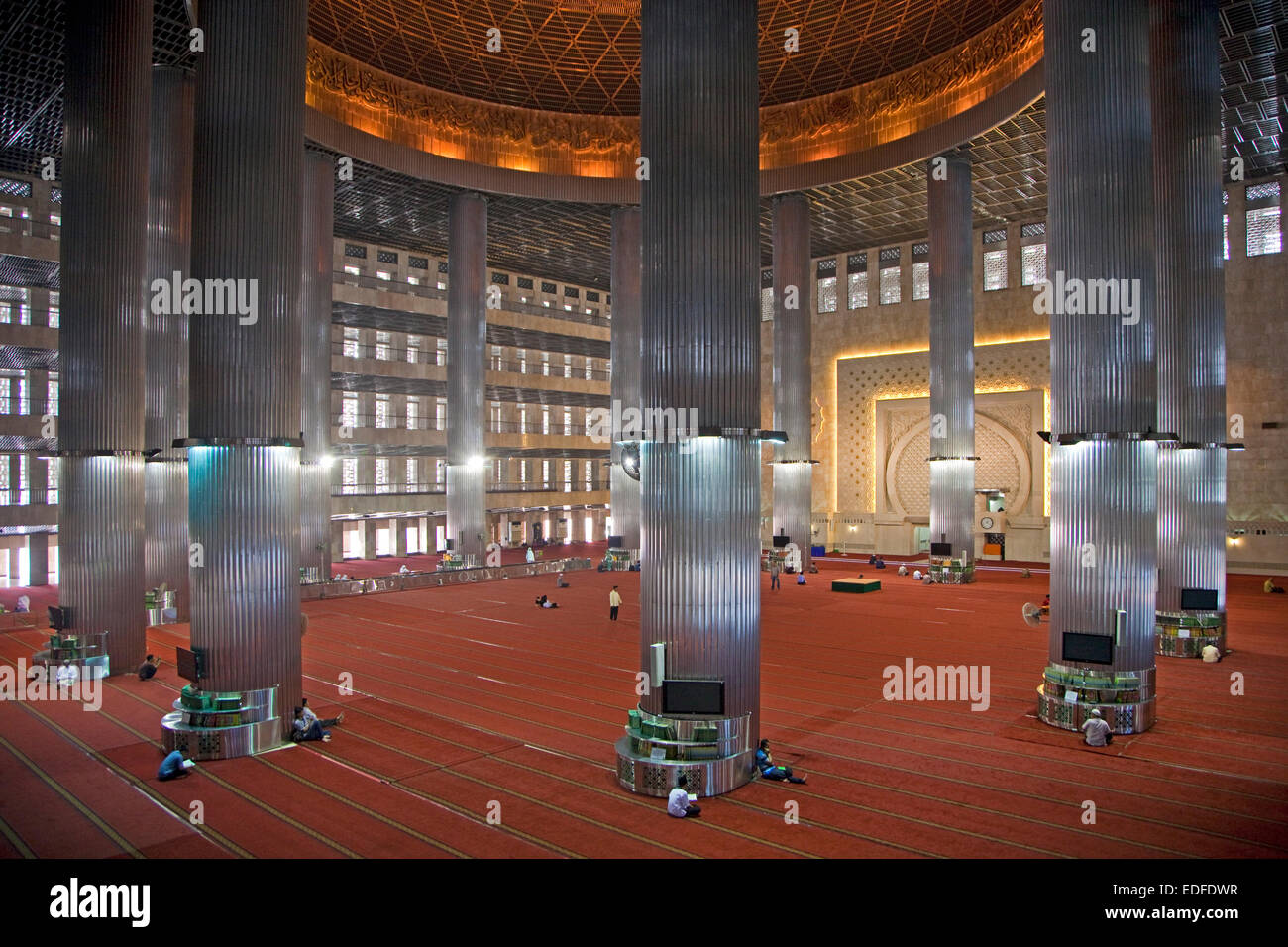 Interno della Moschea Istiqlal / Masjid Istiqlal, più grande moschea in Indonesia e nel Sud Est asiatico a Giacarta Foto Stock