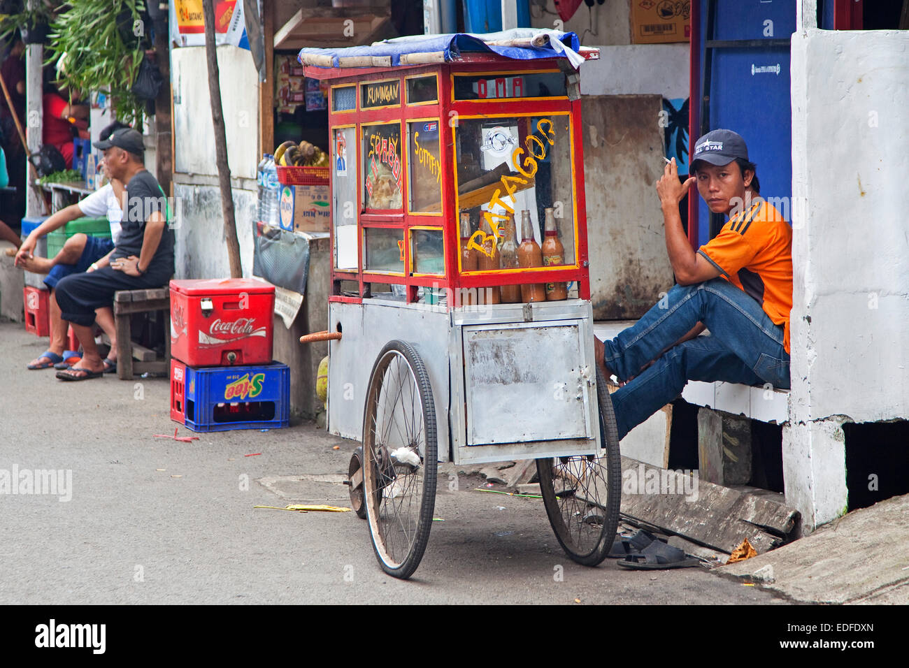 Strada indonesiani fornitore con carrello di vendita di alimenti nella capitale Giacarta, Java, Indonesia Foto Stock