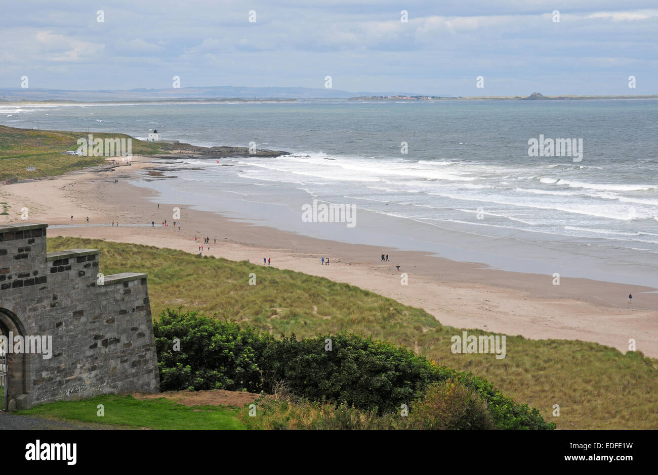 Lindisfarne, il Santo isola da Bamburgh Castle. Foto Stock
