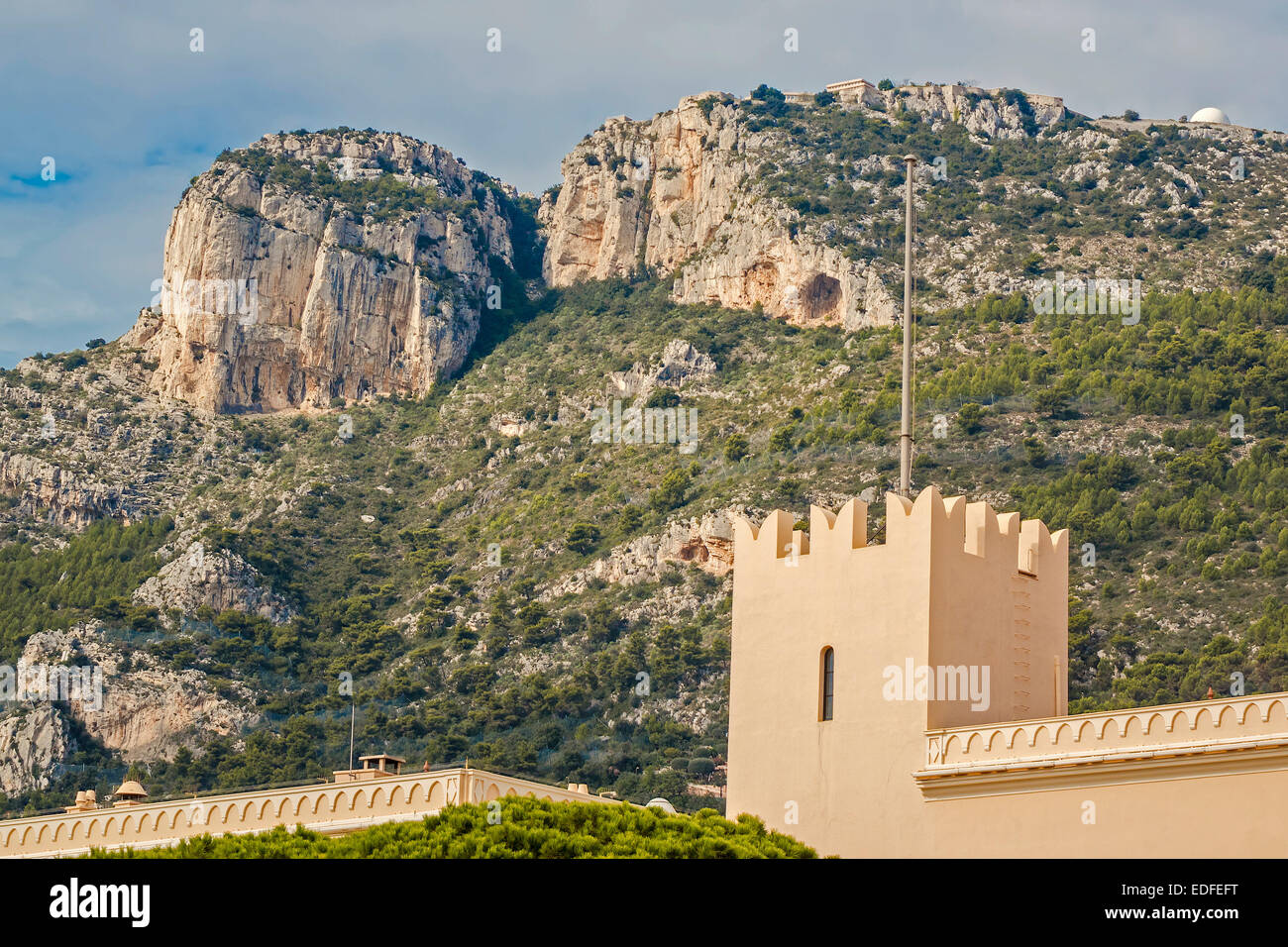 Il Palazzo Reale con sfondo di montagne Monte Carlo Monaco Foto Stock