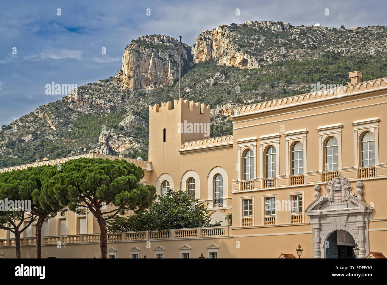 Il Palazzo Reale con sfondo di montagne Monte Carlo Monaco Foto Stock